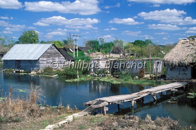 mexique 02.JPG - Constructions sur pilotis pour parer aux inondationsYucatan, Mexique